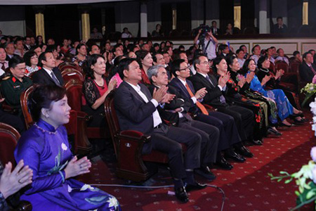 В Ханое прошла художественная программа под названием «Мы вместе действуем ради здоровья женщин»